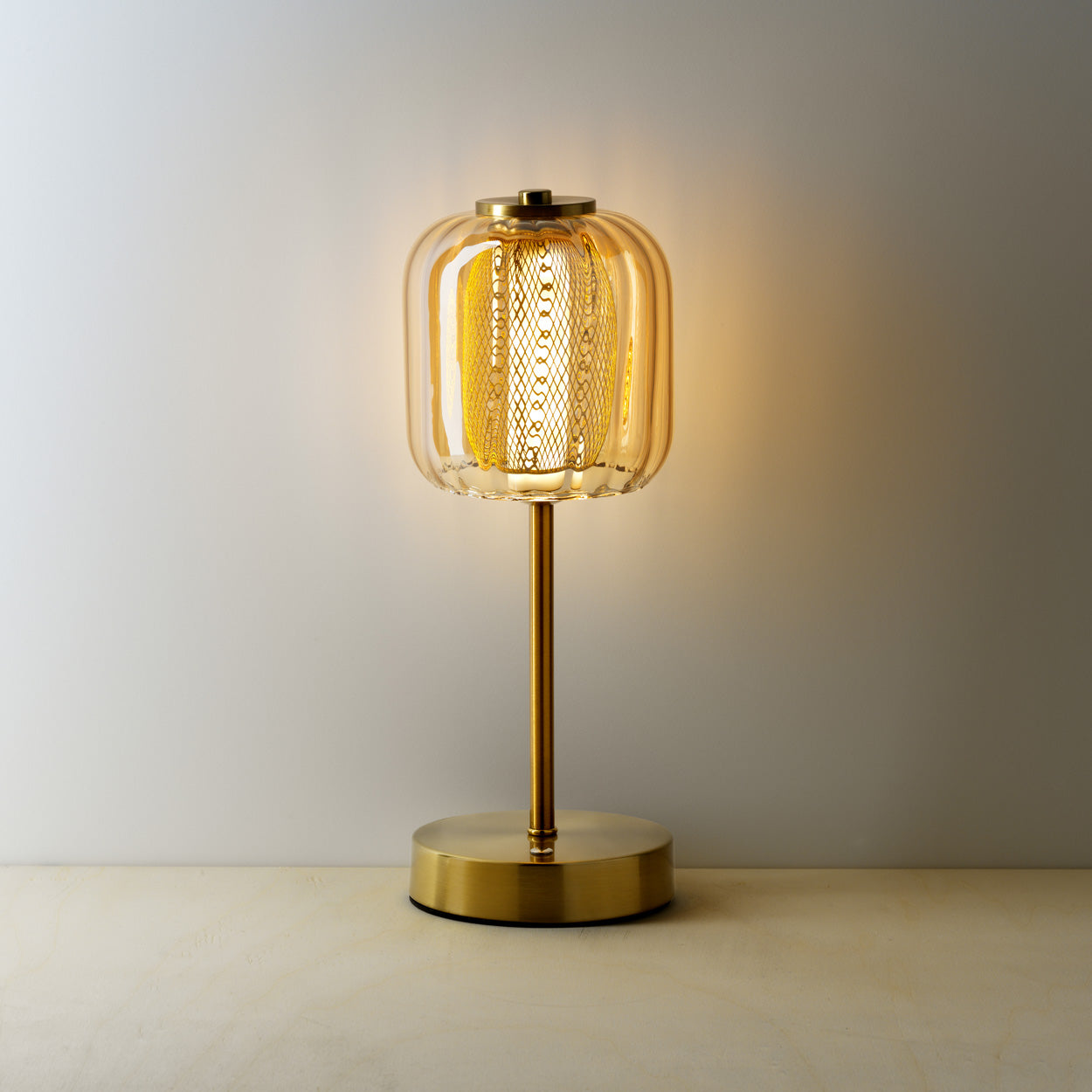 La lámpara de mesa LED Lighty Gaga