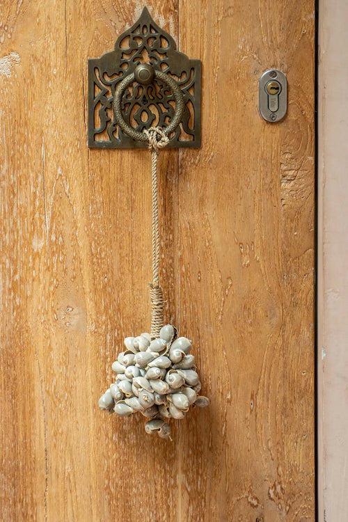 The gray shell tassel