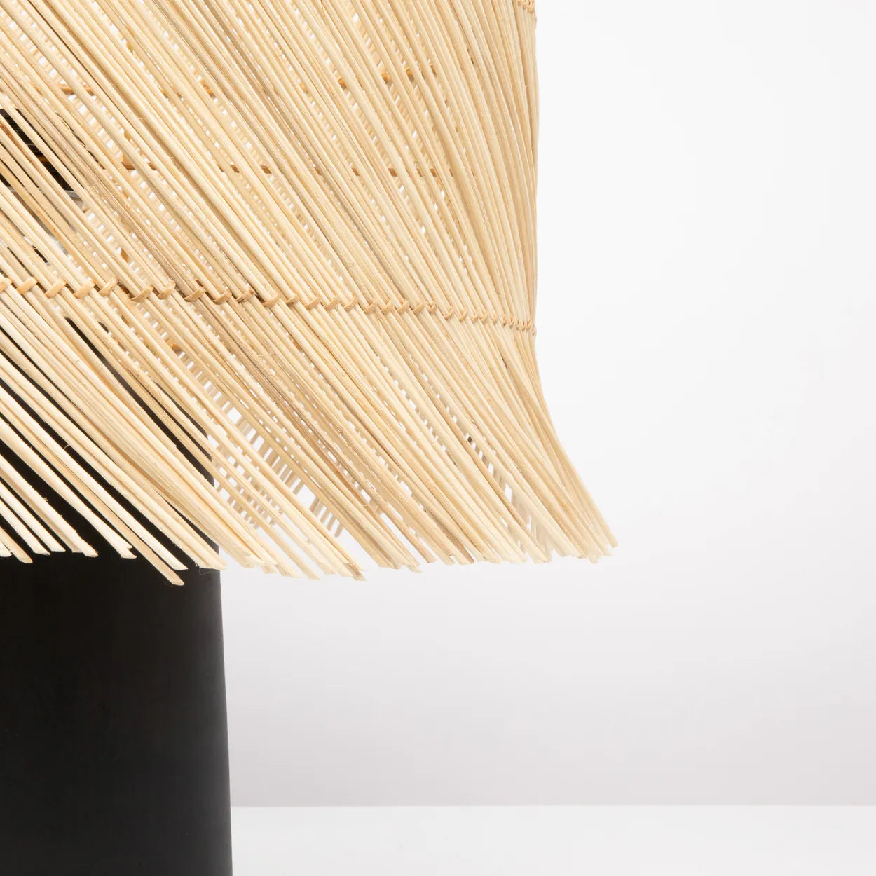 La Lámpara de Mesa Ratán - Negro Natural - Rikih