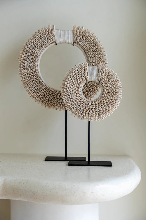 Papua Shell Disc on stand - White - M